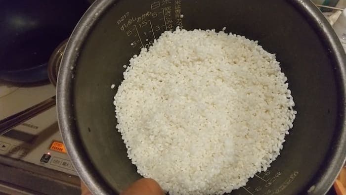 炊飯器に米をいれたところ